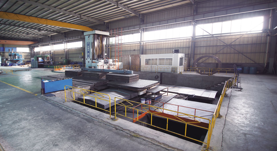 Milling machine for roll forming machine